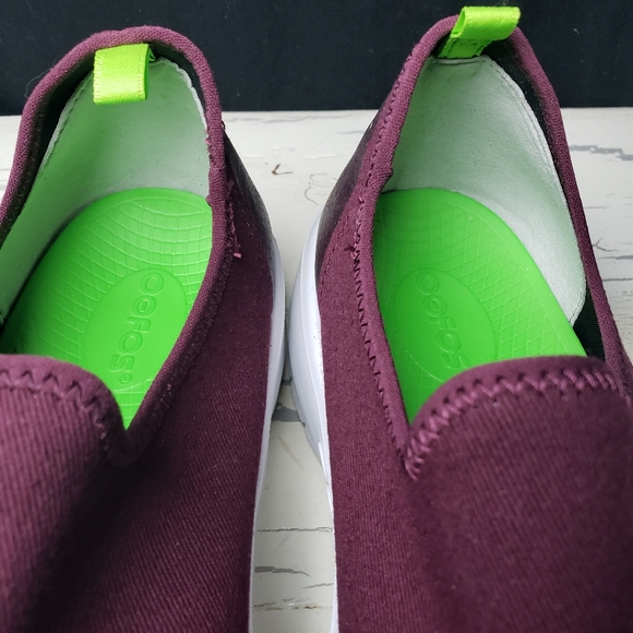 OOFOS OOmg eeZeeLow Sneakers in Burgundy - Women's size 9.5 - Picture 11 of 13